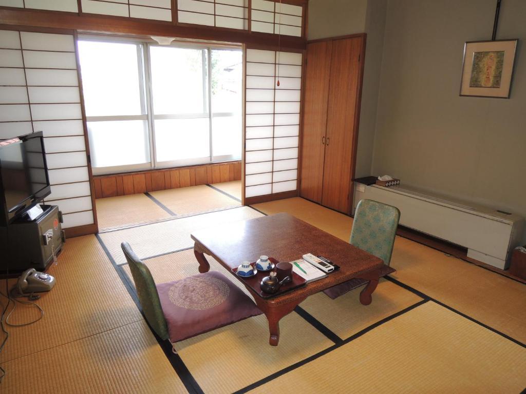 Shimaya Yamanouchi  Bilik gambar