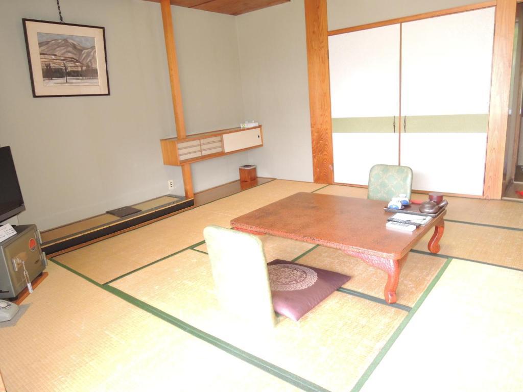 Shimaya Yamanouchi  Bilik gambar